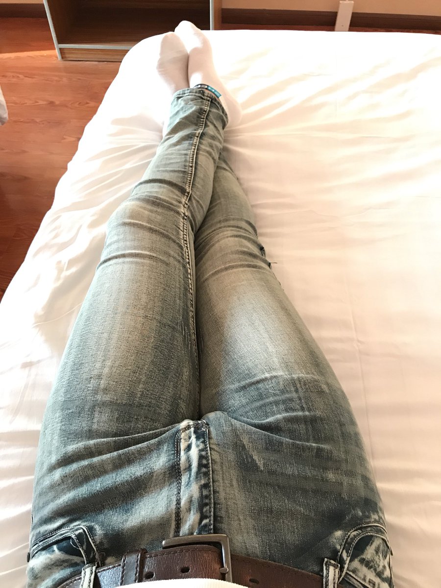 Maftunkor godaklar qora tanli striptizchining katta qozini sorishadi Katta kokrak bilan tugyonga ketgan qoramagiz qizi erkak goshtini silkitadi