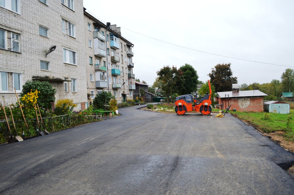 Партпроект #ГородскаяСреда #ЕдинаяРоссия: в #Тейково заасфальтированы дворы домов на улицах 1-я Красная и 8 Марта, площади 50 лет Октября