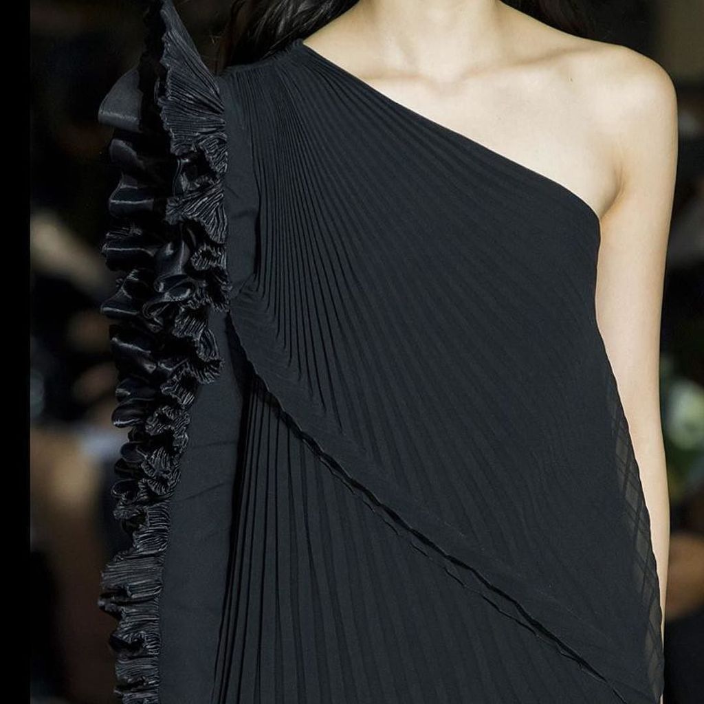 BrideMinded's tweet photo. #instahautecouture @givenchyofficial Spring 2018 Ready To Wear #PFW #springsummer17 #parisfashionweek #fashionista… https://t.co/d6vFSrKn7i https://t.co/h1DlDpnkQl