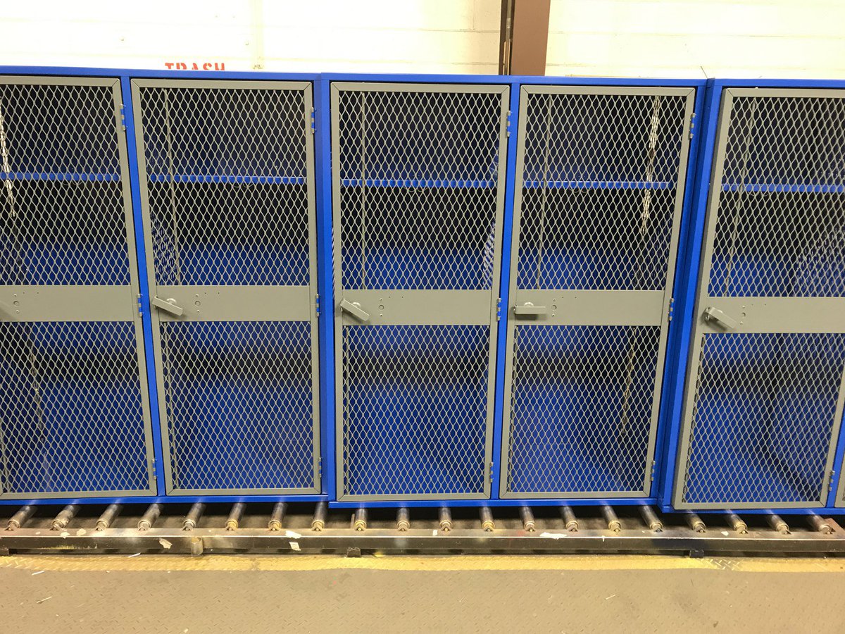DebourghMfg's tweet photo. #AngleIron #RoyalBlue #StormGray #TwoToned #SentryOneLatch #ExpandedMesh #5KnuckleHinge #ClosedBase https://t.co/njUtGAA7Xw