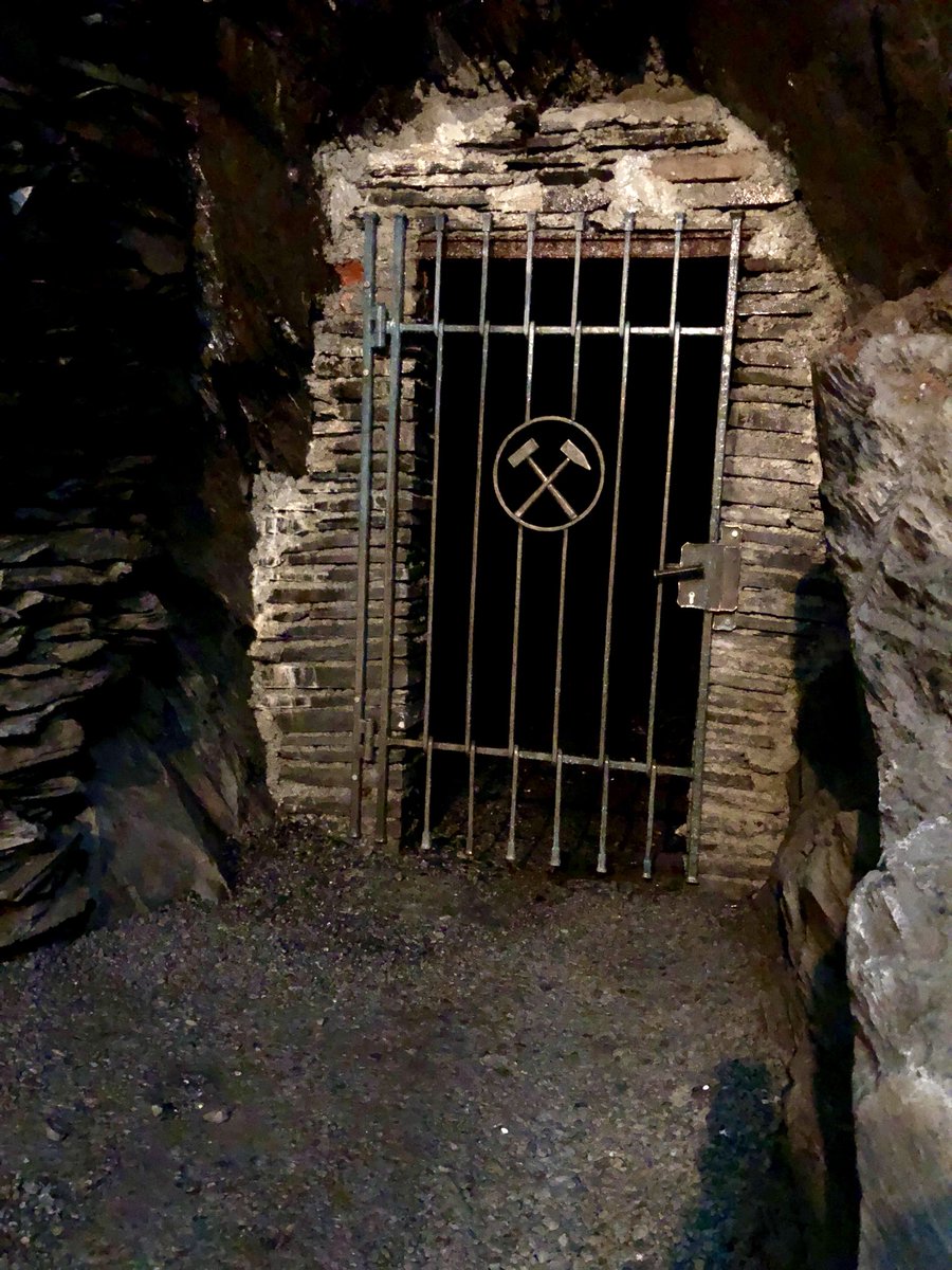 MartinSSommer's tweet photo. Man wird ja nicht jünger. Da können die Maßnahmen auch unkonventionell sein. #Heilstollen #Nordenau. #Regenprogramm https://t.co/UhHxv24ohh