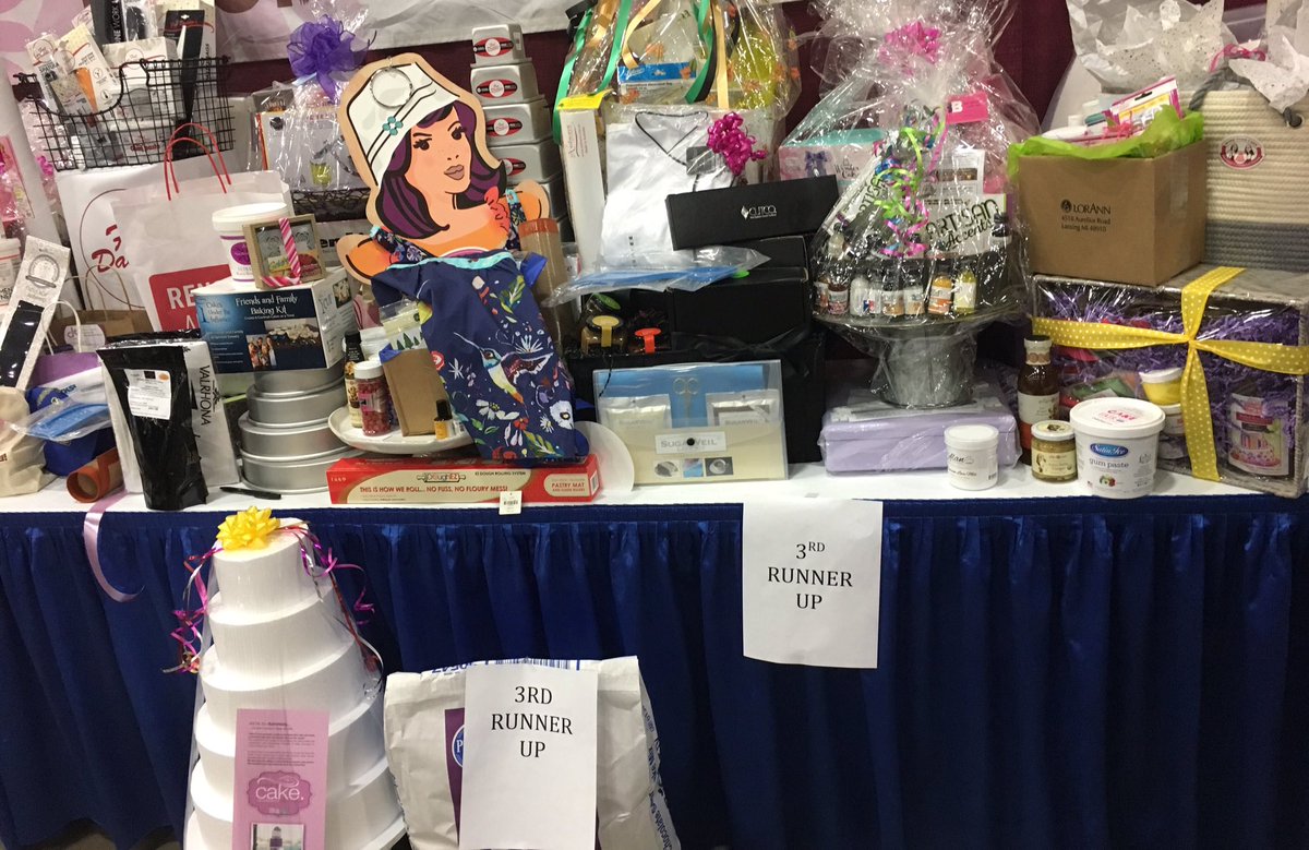 SweetsWilmot's tweet photo. Chrissie has done it again!  She entered #OSSAS in Tulsa (US's largest cake show) and WON GOLD, along with 4th Overall at the competition! https://t.co/KYNZKOYoss