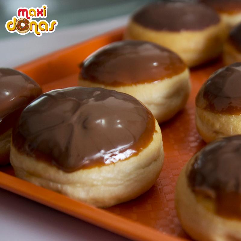 MaxiDonas_ve's tweet photo. Una combinación que explota en sabor...#ChocoArequipe 🍫🍯🍩
¡Feliz lunes #MaxiLovers!
#MaxiDonas #NoSonDonasSonMaxiDonas #Arequipe https://t.co/ZhvZjdAlZq