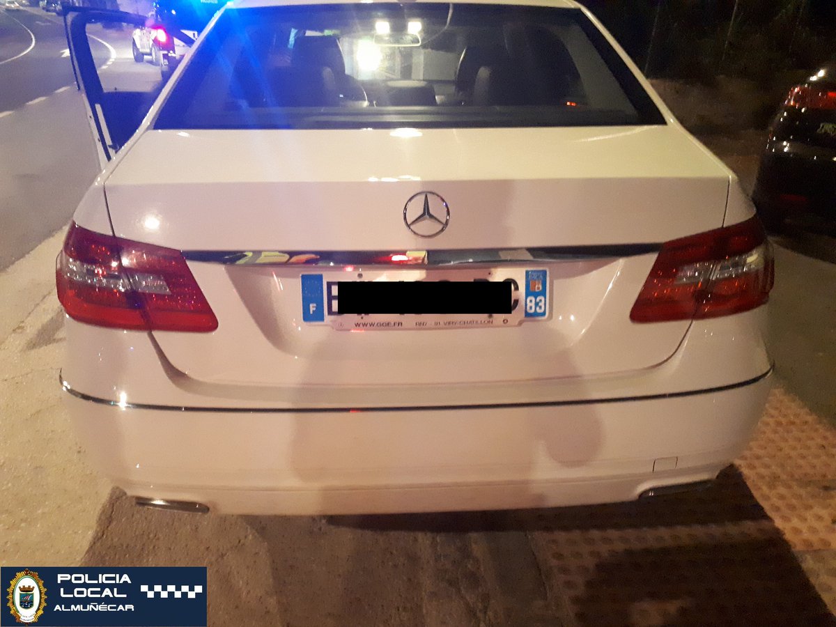 La Policía Local de Almuñécar interviene sustancias estupefacientes, una barra de hierro y retirada un vehículo dado de baja en Francia.