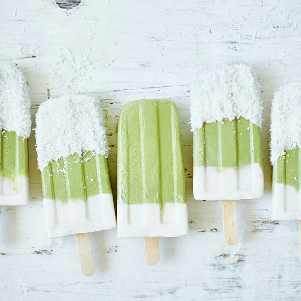 MATCHA + LIME + COCONUT Popsicles!  Gorgeous little things...
#tavalon #tea #teatime #matcha #greentea #타바론 #티타임
Photo @ourholistickitchen