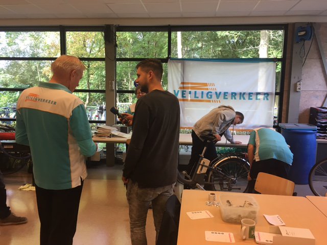 Sevenwolden's tweet photo. #NiekRoozen (Brugklas, Spangas) heeft met VeiligVerkeerNederland de aftrap verzorgd voor de Fiets APK op #DeCompagnie van #Sevenwolden https://t.co/L3PlCFTtBY
