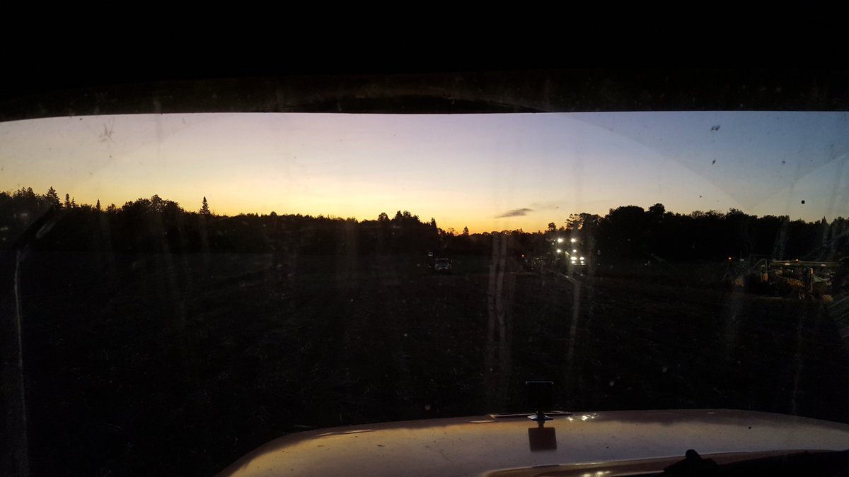 49Tazz's tweet photo. Nothing like the sunrise when ya start a long day working and harvesting https://t.co/nKn2OSlSh0