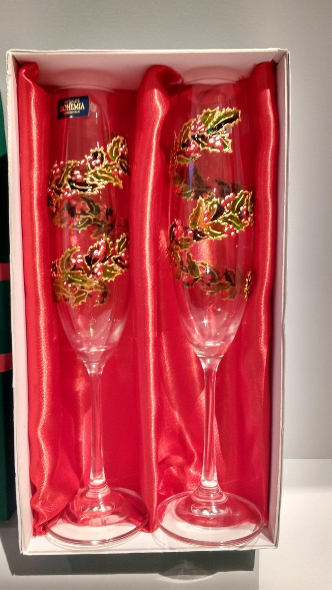 MichellevtM's tweet photo. Christmas is coming, you don't know what to buy, get some hand-painted glasses, to catch your loved ones eye! #christmas #bespoke #glass https://t.co/BYqfDNYkTT