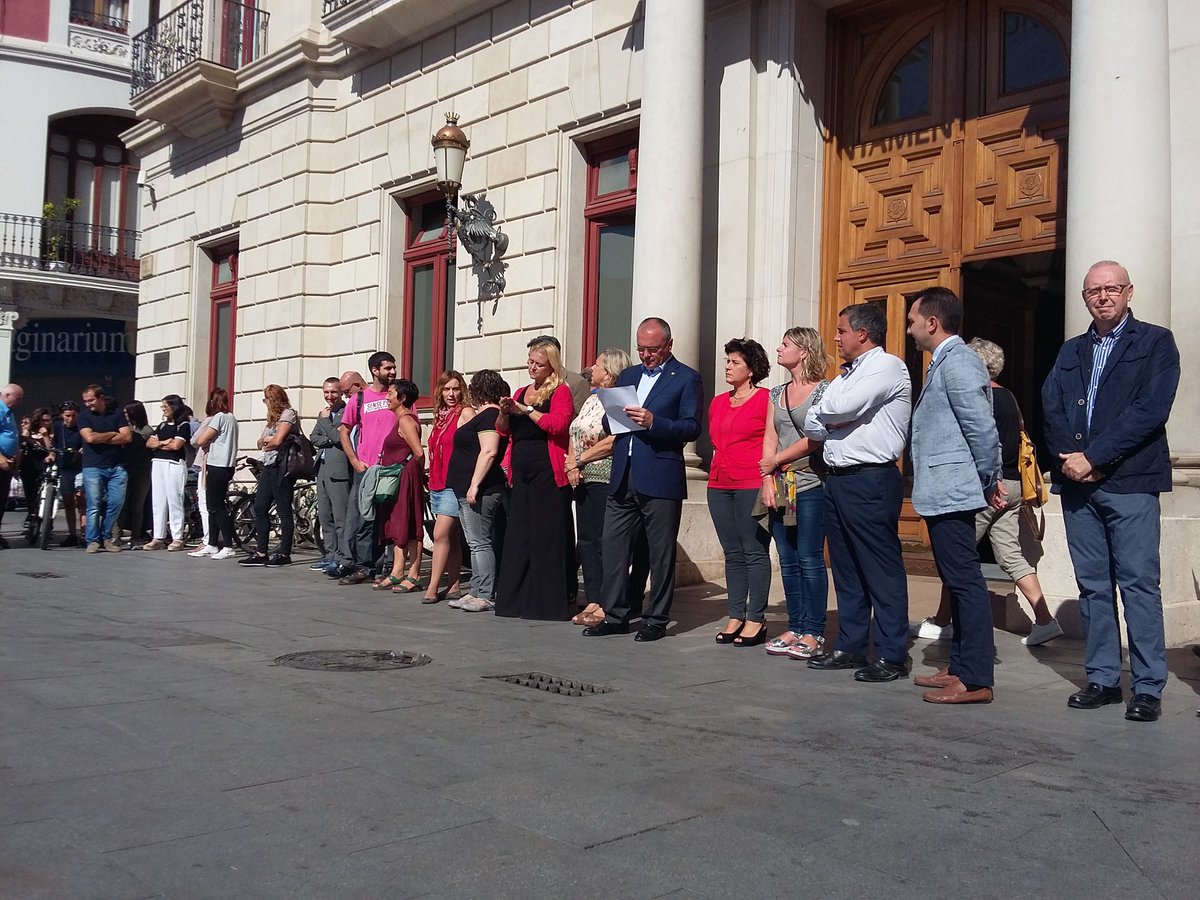 reus_cat's tweet photo. Concentració al Mercadal de #Reus per rebutjar la violència en la jornada de l' #1O https://t.co/Ka9UZjZM5P