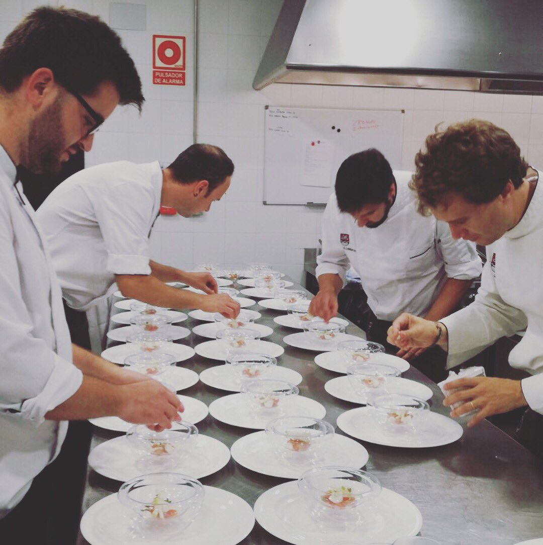 BbOtazu's tweet photo. Preparando los platos de #MasterChefChina ¡Ha sido una experiencia genial! Gracias a tod@s! #bbotazu #bodegaotazu #TheRealMasterChef https://t.co/WjArNQhhED