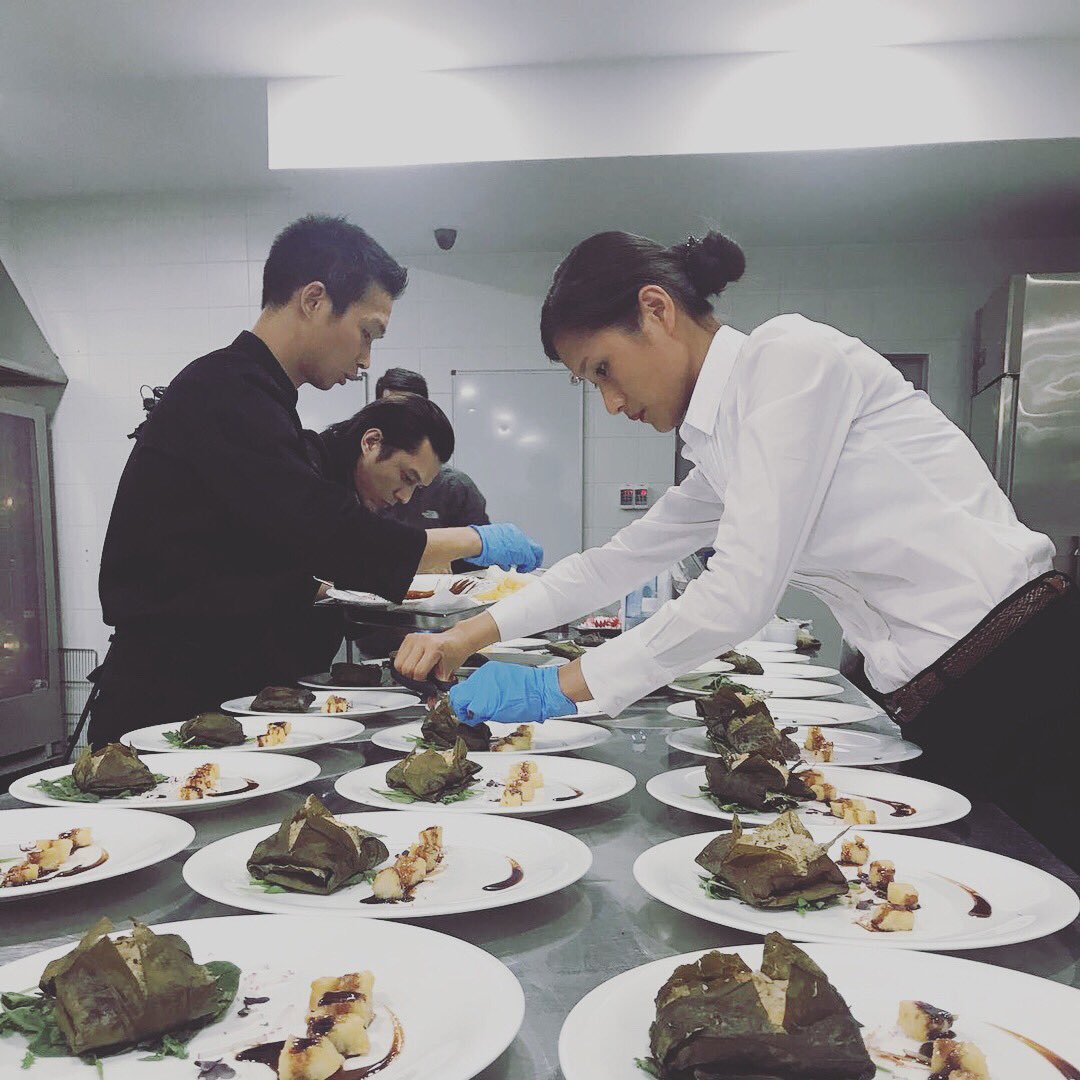 BbOtazu's tweet photo. Preparando los platos de #MasterChefChina ¡Ha sido una experiencia genial! Gracias a tod@s! #bbotazu #bodegaotazu #TheRealMasterChef https://t.co/WjArNQhhED