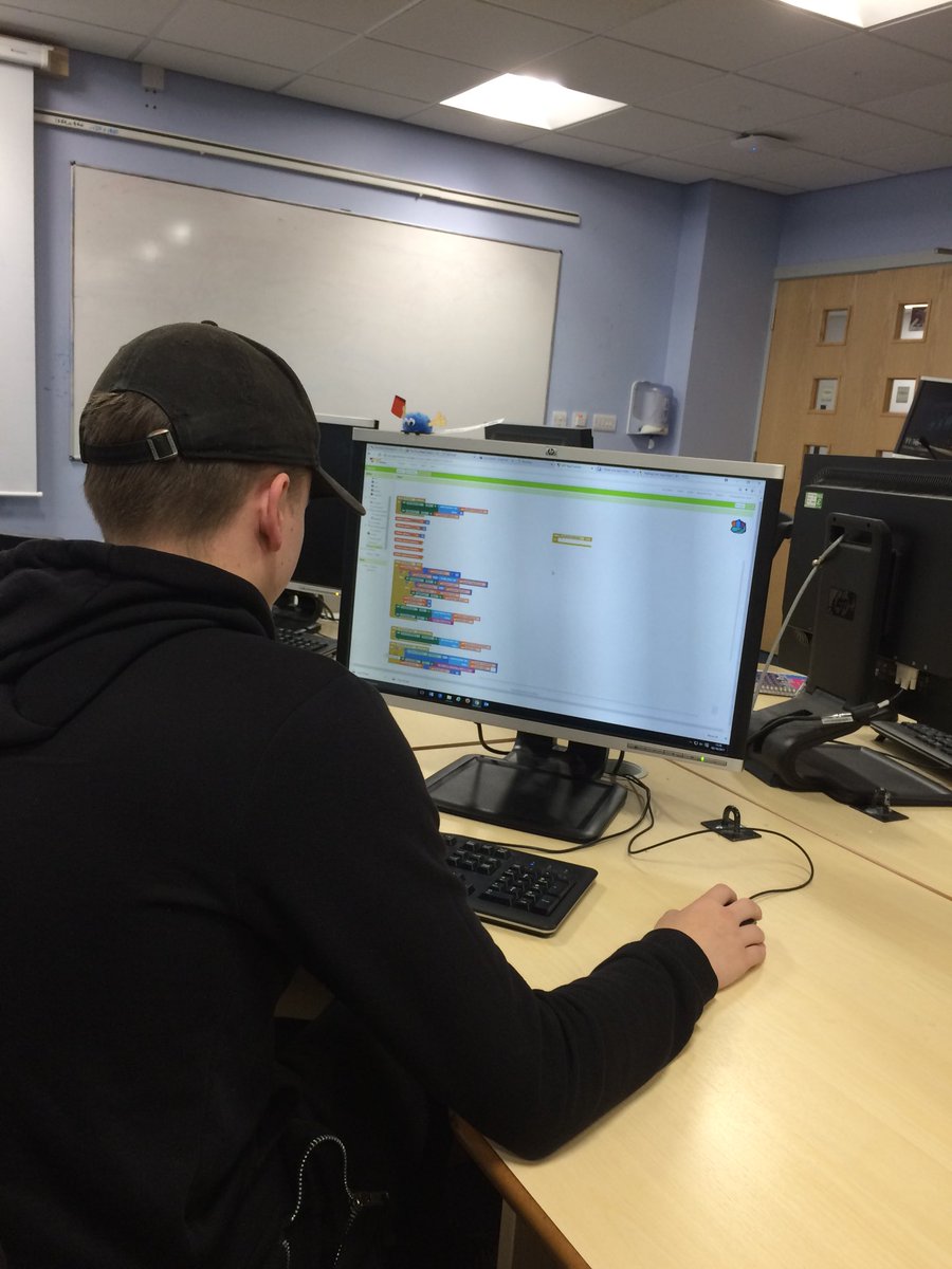 iqhunteriq's tweet photo. #UCLan4WC programmer hard at work. https://t.co/1eDDTqyc9e