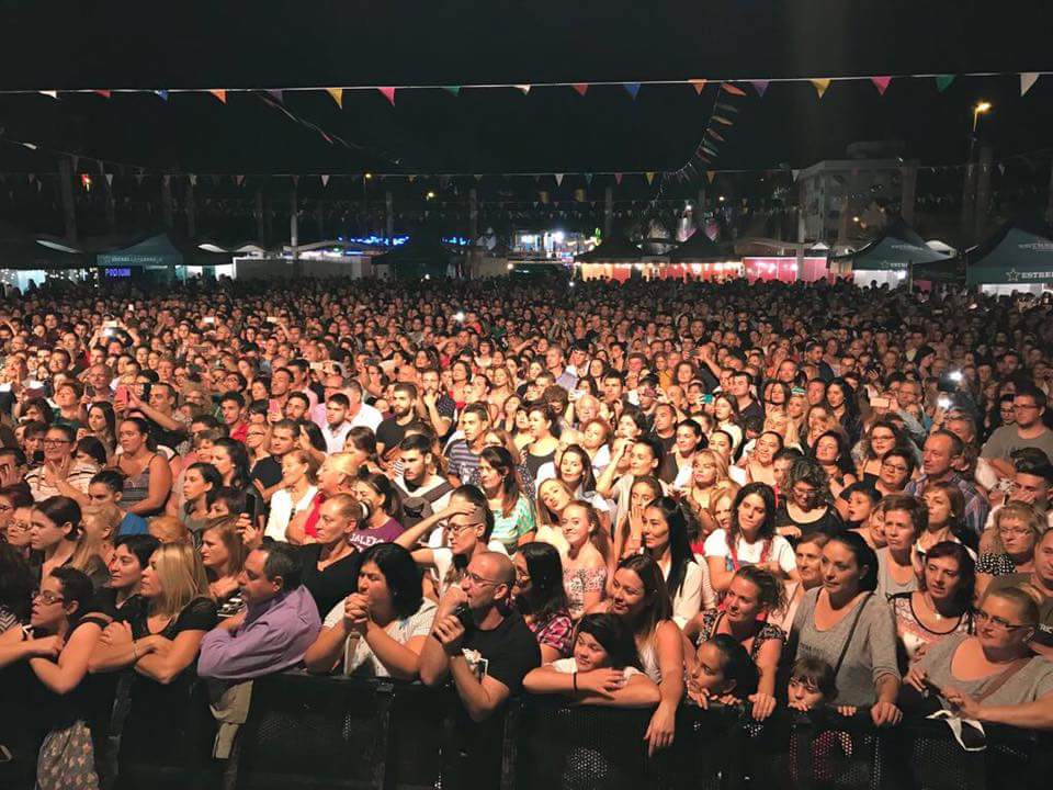 Angelikojamon's tweet photo. GRANDES BUENA GENTE Y SOBRE TODO GRANDES ARTISTAS
gracias por una noche  estupenda @ANGELESYSERGIO1 @DioniMartin @WomanCamela @CristoferCyc https://t.co/pvi8gHgGxF