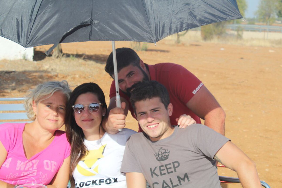 Blockfox_'s tweet photo. 12 emprendedores, una influencer, 2 peques, un loco psicópata, 300 olivos y muucha comida! Barbacoa geneSYS superada con éxito! Repetimos? 😝 https://t.co/WB5YeN7Bzv