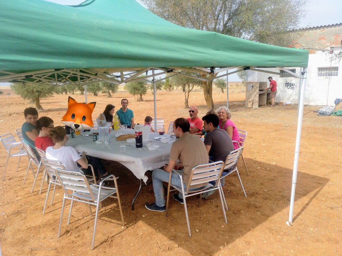 Blockfox_'s tweet photo. 12 emprendedores, una influencer, 2 peques, un loco psicópata, 300 olivos y muucha comida! Barbacoa geneSYS superada con éxito! Repetimos? 😝 https://t.co/WB5YeN7Bzv