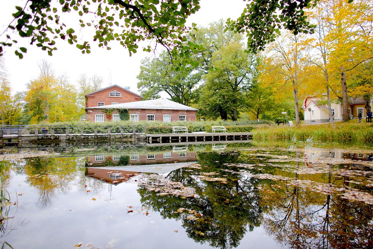 #Finland. Now is the time to see the golden #autumn at #FiskarsVillage. More info and photos of <a href="/FiskarsVillage/">Fiskars Village</a> :

familywithkids.com/finland/en/pho…
