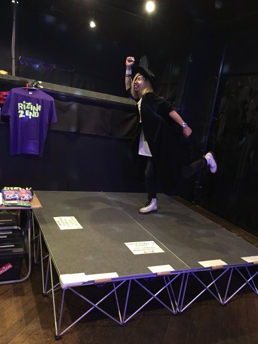 hiroki_r2e's tweet photo. 最後のオープン！
皆んなが辞めないでくださーい！ってライブをやるよ！
今日は見やすいように後ろにお立ち台作ったよ
邪魔しに行くけどな 笑
#r2e https://t.co/8HK7E1qJ1s