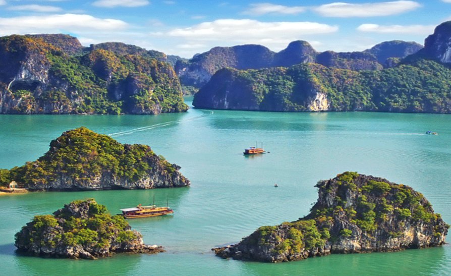 HavasVoyages's tweet photo. La Baie d'Halong vous tend les bras. Partez à sa découverte et passez une nuit en #jonque dans ce #paradis #vietnam https://t.co/5b2v2wiulC https://t.co/CmioEQieDN