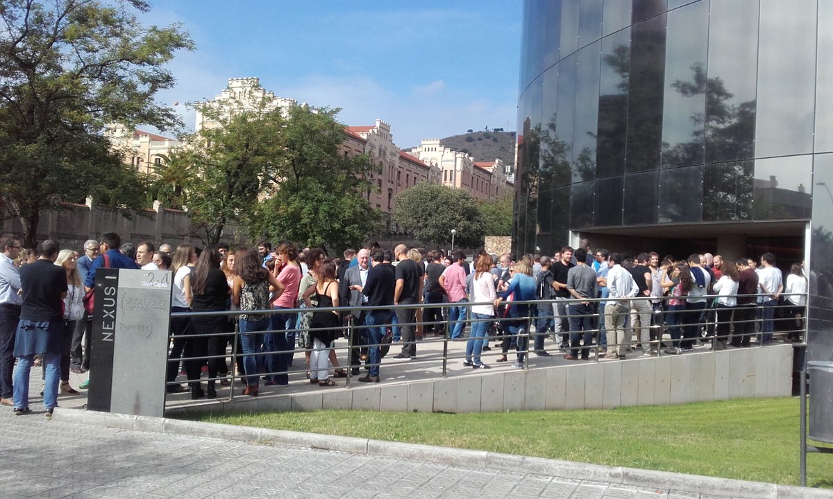 La nostra concentració com a resposta i rebuig als episodis de violència injustificada que van tenir lloc ahir, 1 d'octubre