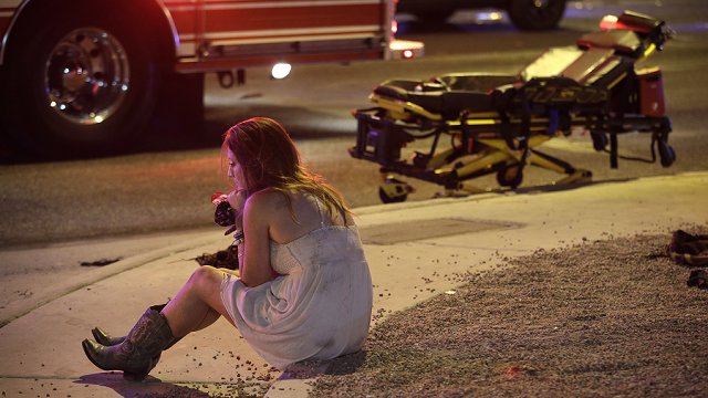 KMOV's tweet image. Photos capture scene of shooting on #LasVegas Strip. #n4m bit.ly/2wrT1ov