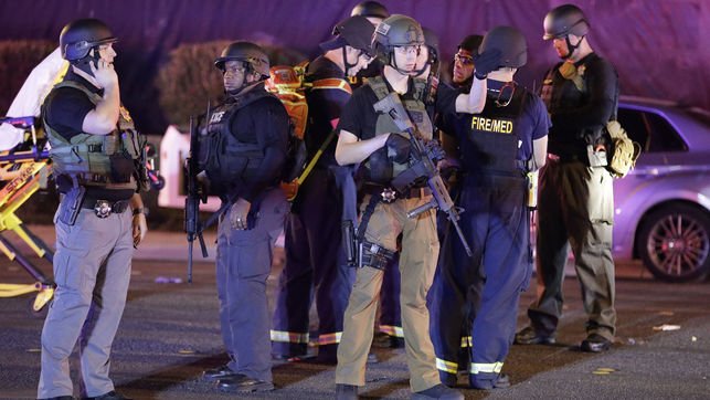 eldiarioes's tweet photo. ÚLTIMA HORA | Aumentan a 50 los fallecidos en la matanza de Las Vegas https://t.co/yg3ptdQbkE https://t.co/41E7dvSrUf