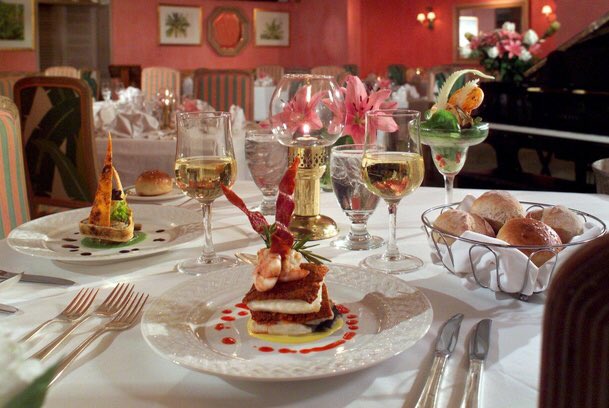 Visit paradise as you unwind on your private terrace, gaze across shimmering oceans and lush gardens in Bermuda 🇧🇲 goo.gl/kF2rmK