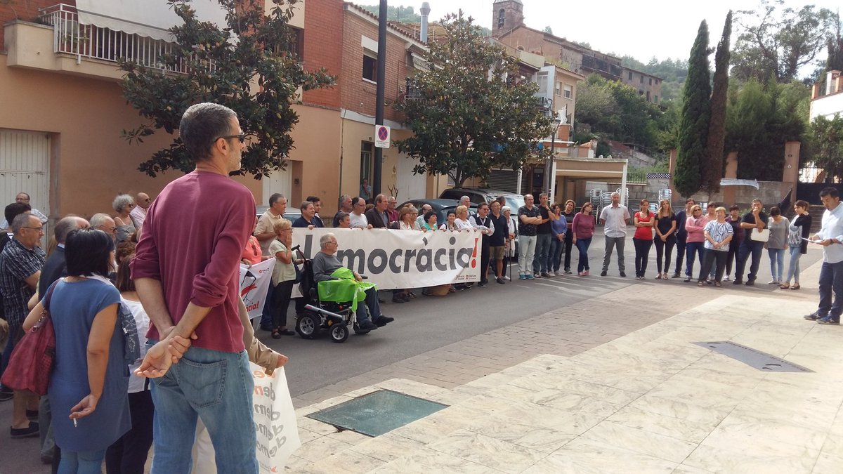 StClimentRef1O's tweet photo. Concentració davant l'Ajuntament de Sant Climent com acte de rebuig a la violència viscuda ahir a Catalunya. https://t.co/DUYSNPKBWH