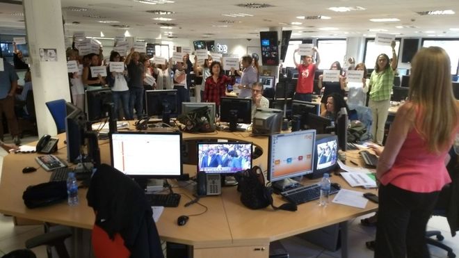 eldiarioes's tweet photo. Los periodistas de TVE se plantan en Torrespaña contra la manipulación del 1-O con carteles de "vergüenza" https://t.co/i1mtHgZcJP https://t.co/CeIiFFVnIB