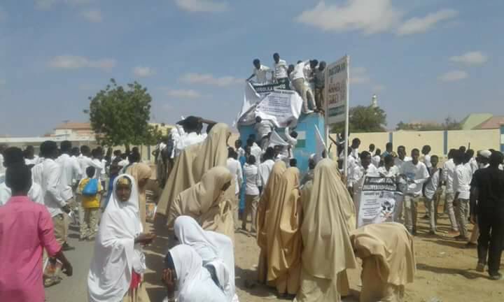 ahmedvision1's tweet photo. Students from two sides (Puntland & Galmudug) of Galkacyo made joint peace walk calling united Galkacyo & united Somalia. So inspiring https://t.co/65kuZyw9D0