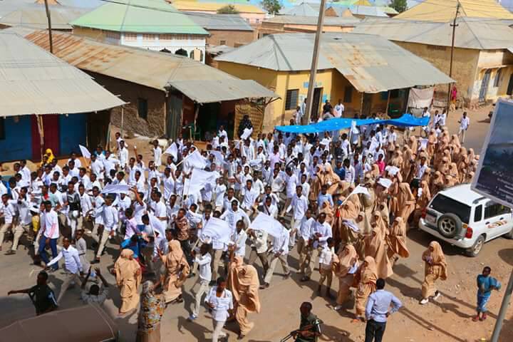 ahmedvision1's tweet photo. Students from two sides (Puntland & Galmudug) of Galkacyo made joint peace walk calling united Galkacyo & united Somalia. So inspiring https://t.co/65kuZyw9D0