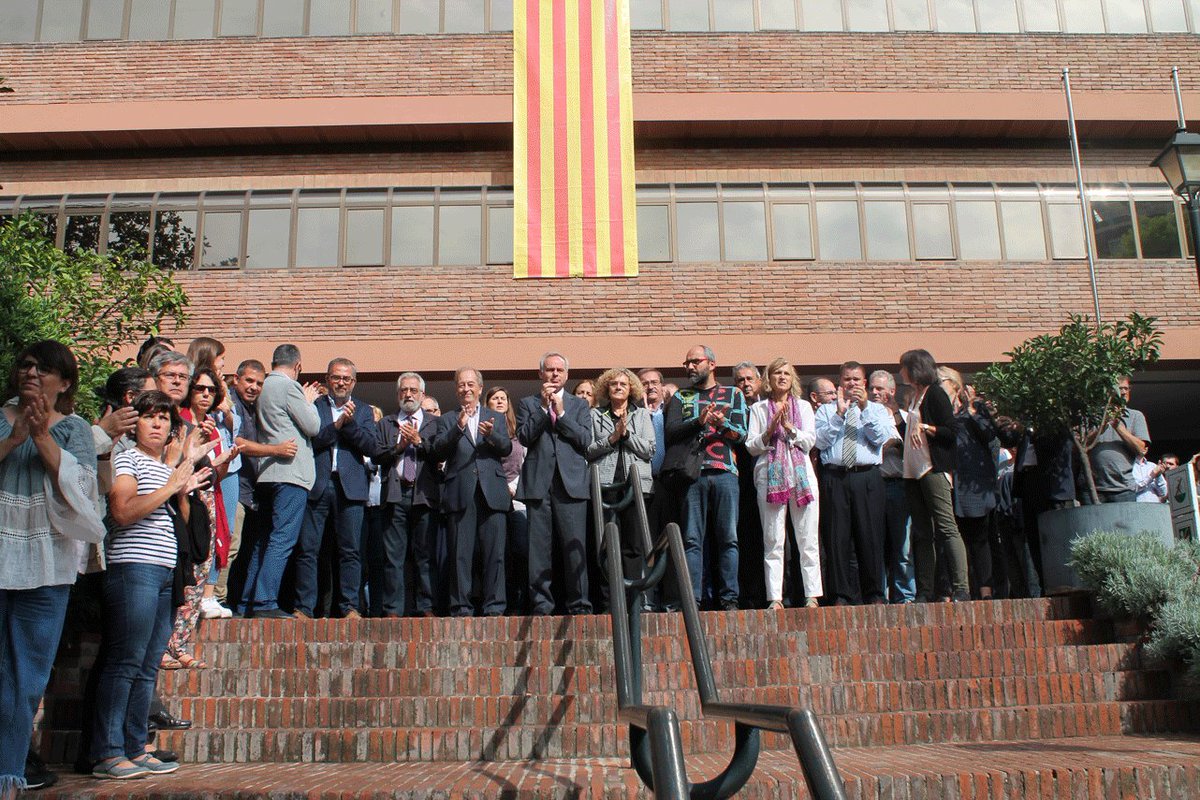 educaciocat's tweet photo. Acció de protesta dels treballadors d' @ensenyamentcat en resposta a l'actuació repressiva i d'assetjament de l'estat espanyol arran #1Oct https://t.co/Pv7VIV7QA2