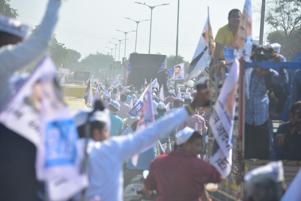 mission_aap's tweet image. गुजरात के किसान और जनता भी चाहती है कि दिल्ली सरकार की ही तरह कोई उनका भी ख़याल रखने वाला हो।👇👇👇👇 #AAPRoadShowInGujarat 

.@ArvindKejriwal