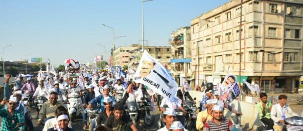 mission_aap's tweet image. गुजरात के किसान और जनता भी चाहती है कि दिल्ली सरकार की ही तरह कोई उनका भी ख़याल रखने वाला हो।👇👇👇👇 #AAPRoadShowInGujarat 

.@ArvindKejriwal