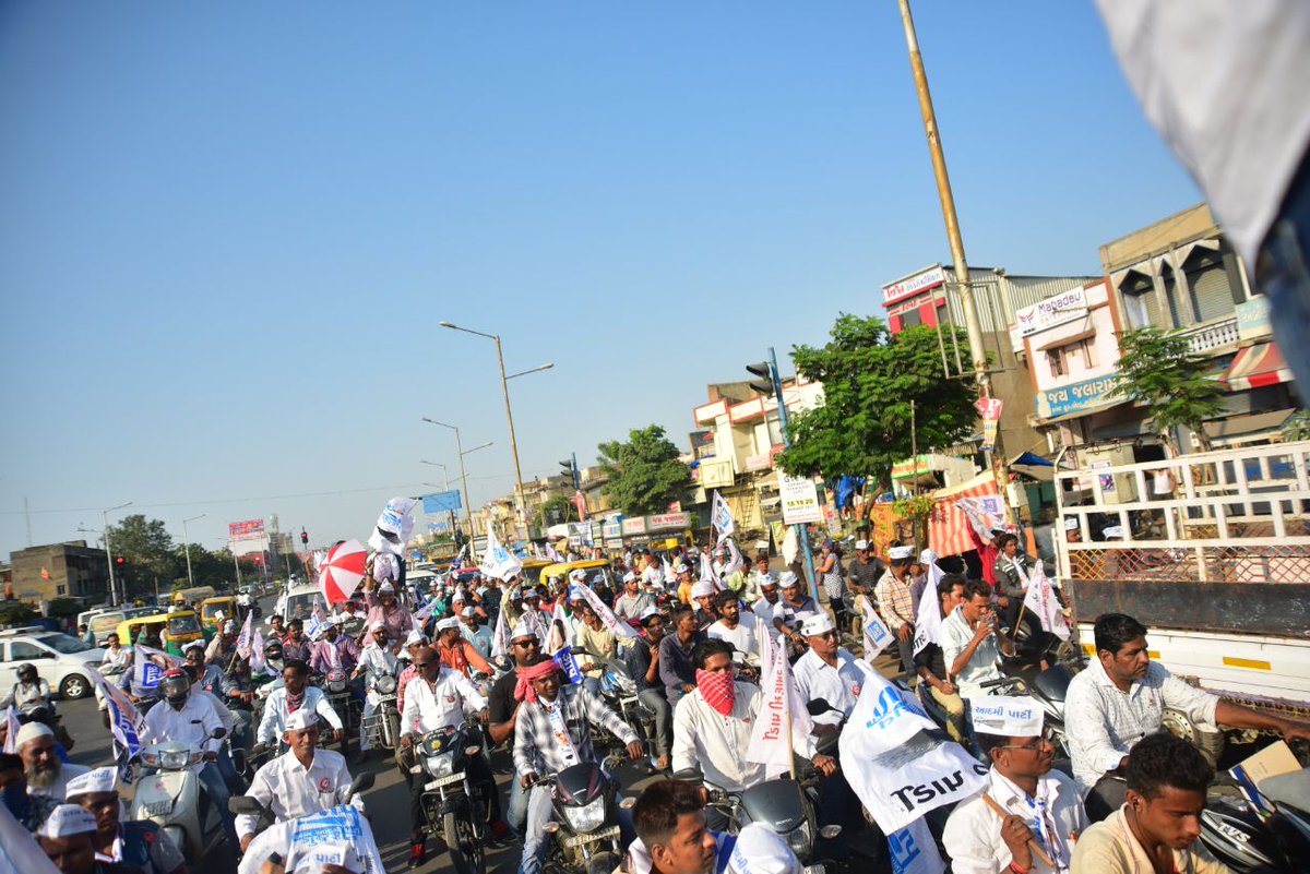 AbhiArchive's tweet image. : आम आदमी हाथ से हाथ बढ़ाता गया, 
काफिला बनता गया, #AAPRoadShowInGujarat जारी है !  (#AAP)