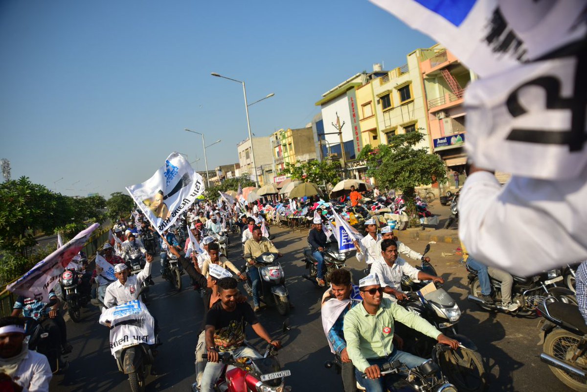 AbhiArchive's tweet image. : आम आदमी हाथ से हाथ बढ़ाता गया, 
काफिला बनता गया, #AAPRoadShowInGujarat जारी है !  (#AAP)