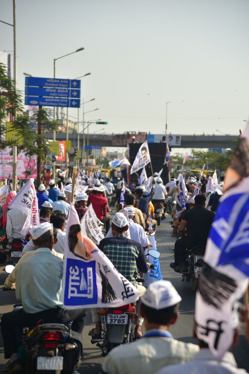 AbhiArchive's tweet image. : आम आदमी हाथ से हाथ बढ़ाता गया, 
काफिला बनता गया, #AAPRoadShowInGujarat जारी है !  (#AAP)