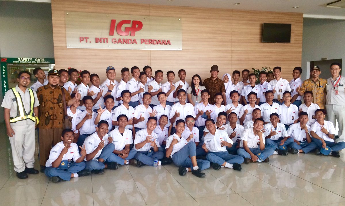 IGP_Astra's tweet photo. Terima kasih untuk kemeriahan adik-adik dari SMK Negeri 1 Bekasi.. Semangat.. Semoga ilmunya bermanfaat.. Salam @smk1bks https://t.co/FZakvd3WR2
