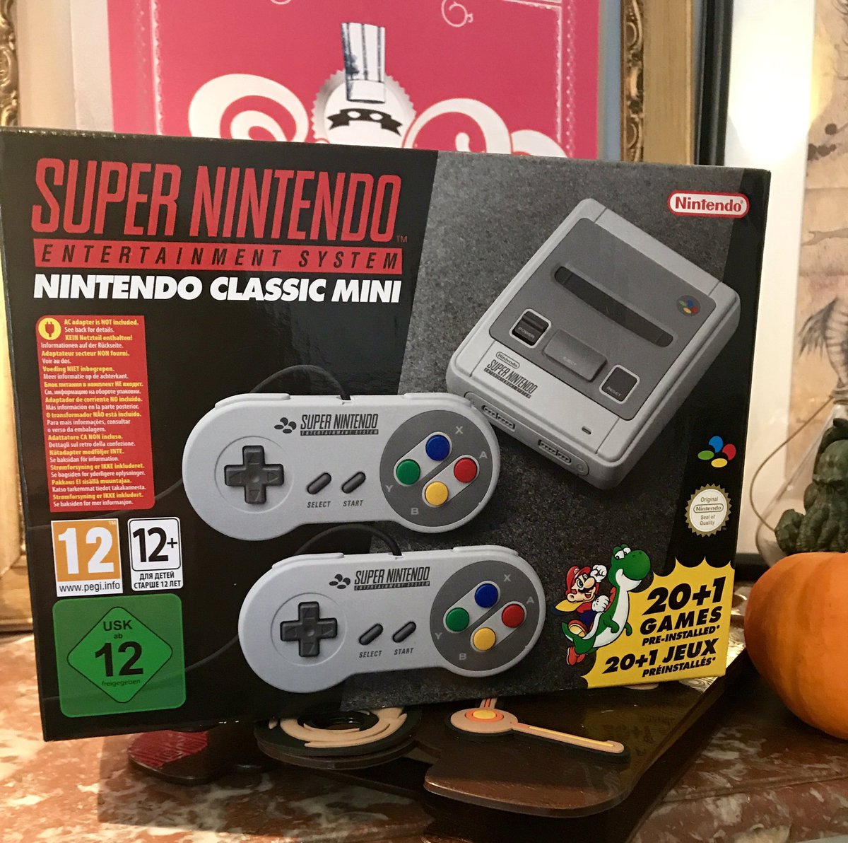 Gastronogeek's tweet photo. [Concours] Je vs propose de tenter de gagner une #SuperNESmini : pour ce faire RT+follow @Gastronogeek ! Tirage au sort mercredi ! #loot https://t.co/uYwWugc7r6