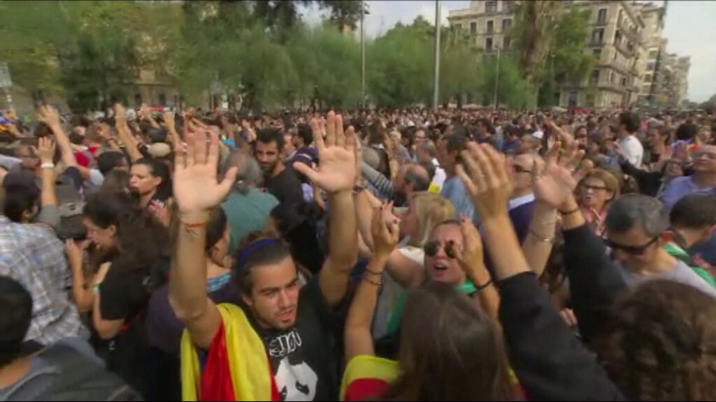 Massiva manifestació d'universitaris a Barcelona en defensa del #referèndum i rebutjant la violència de l'#1OTV3
bit.ly/2xV5vZt
