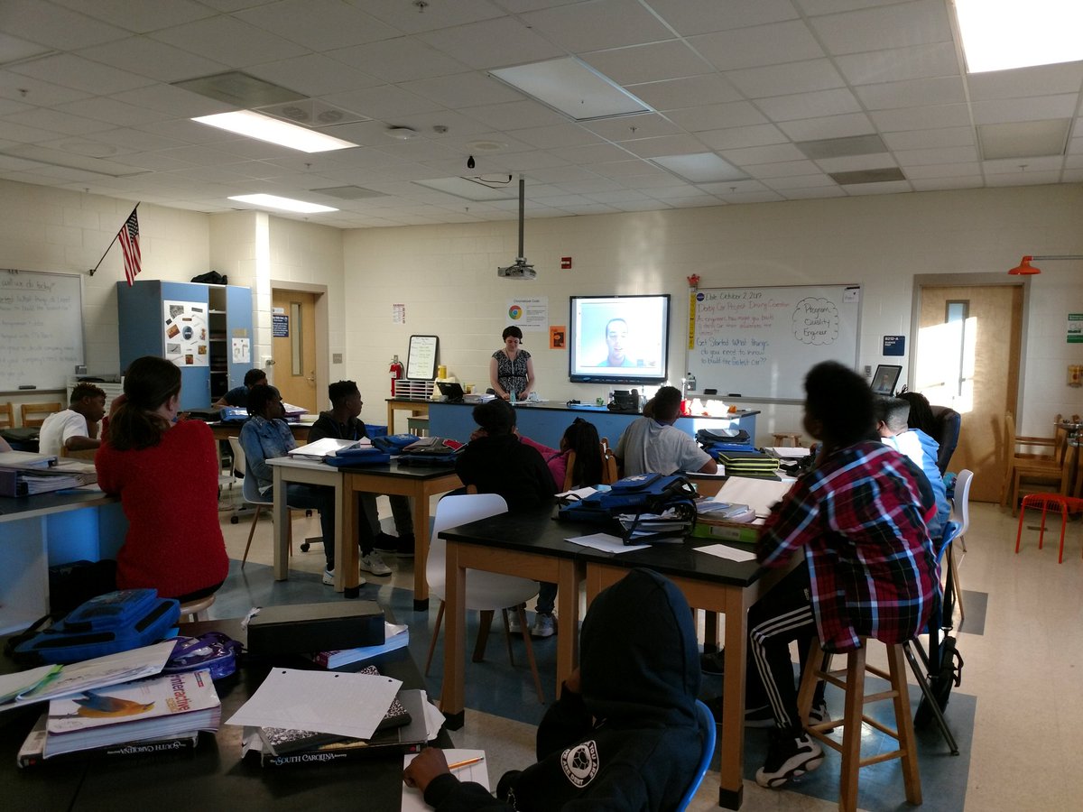 normiveyR2's tweet photo. Dent students are hanging out with a GM engineer in Pontiac, Michigan. @DentMiddle https://t.co/Uu0AiSiMV2