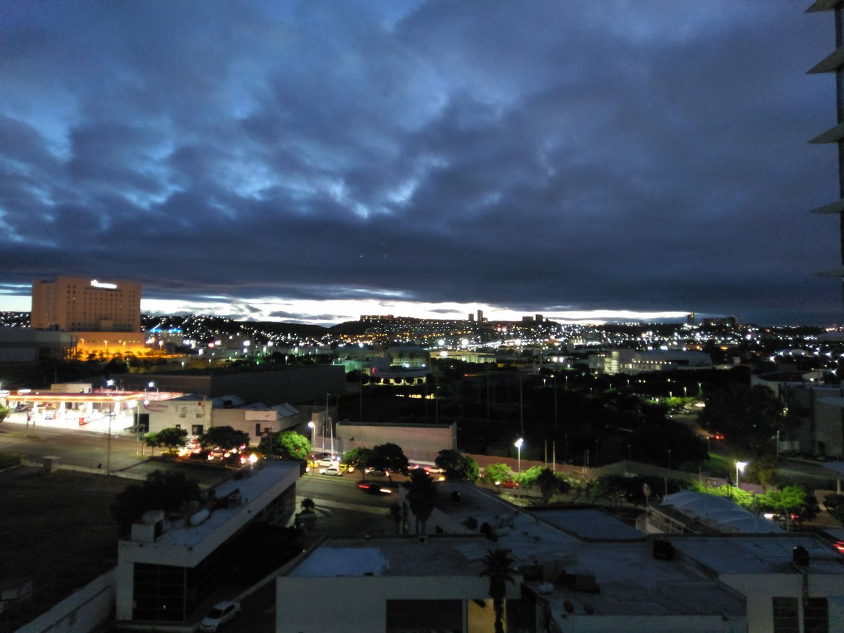 Grolucero's tweet photo. Les comparto la imagen del amanecer de este lunes, desde el edificio de #RadarFM https://t.co/DatTnlqwEu