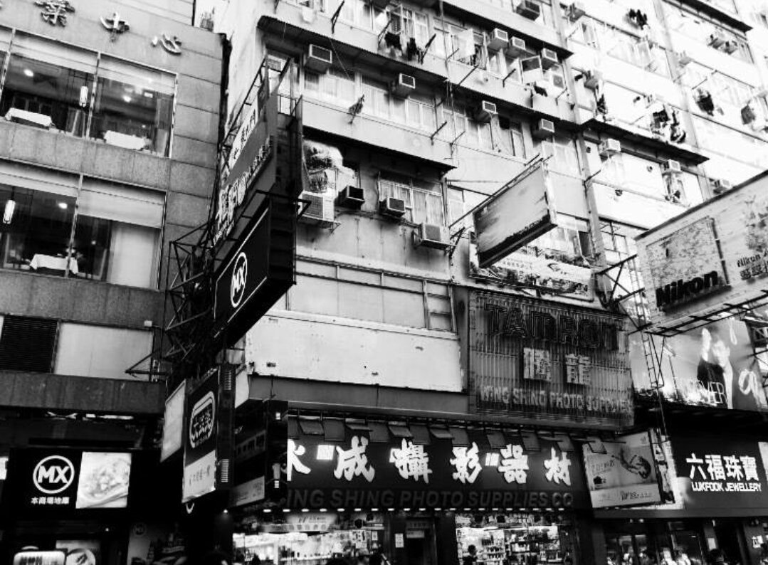 C_EXOL_10's tweet photo. #EXO #엑소  #EXO_POWER #Power5thWin  #ShowEXOYourHometown  #TheButterflyGirl @weareoneEXO

香港的街，黑白图超有feel。🙆 https://t.co/MfLU1KCUdr