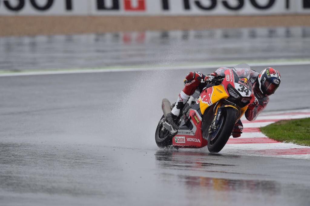 C'è più gusto ad andare di traverso sul bagnato // it's even more fun to be sideways on the wet😱😱😱             📷 Studio Zac