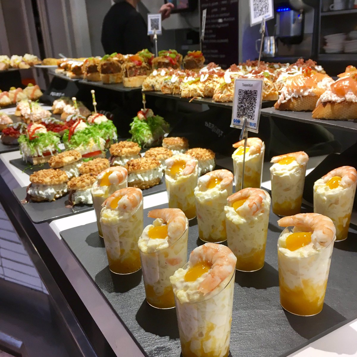 Twitter 上的 バスクにおいでよ サン セバスチャン グロス地区の老舗バル ベルガラ カウンターにズラリと並ぶピンチョス お皿をもらって食べたいものを自分で取ります 別に注文してから作る温かいピンチョスもあるので 待ってる間はここからいくつか Montykaty