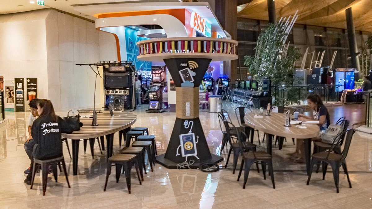 ordimantw's tweet photo. ฟิวเจอร์มีโต๊ะให้นั่งทำงาน+ชาร์จไฟ+Free WiFi แล้วครับ (แบบไม่ต้องเป็นสมาชิก) เชิญใช้ตามสบาย ชั้น 3 ฝั่ง ZPELL มี 2 มุมให้เลือกจ้า https://t.co/UsFoTepJ5z