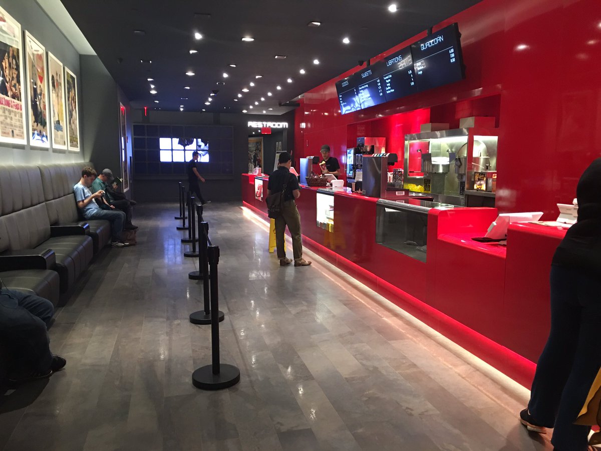 浅井隆 Asai Takashi マンハッタンのグリニッジ ヴィレッジにあるquadシネマ 半年前にコーエン メディアがオープンしたnyで一番新しい映画 館 デザインはシュッとしているが飲食には興味なしの普通のコンセッション 館内は飛行機の中のようで縦長 4