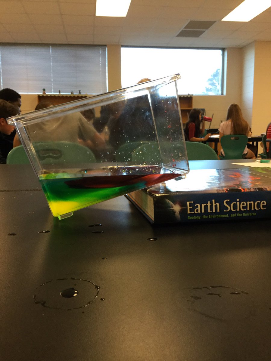 MrsWertsquake's tweet photo. Modeling the oceans layers in Earth today! #handsonlearning #collaboration #artsyscience https://t.co/i8yred2YCX
