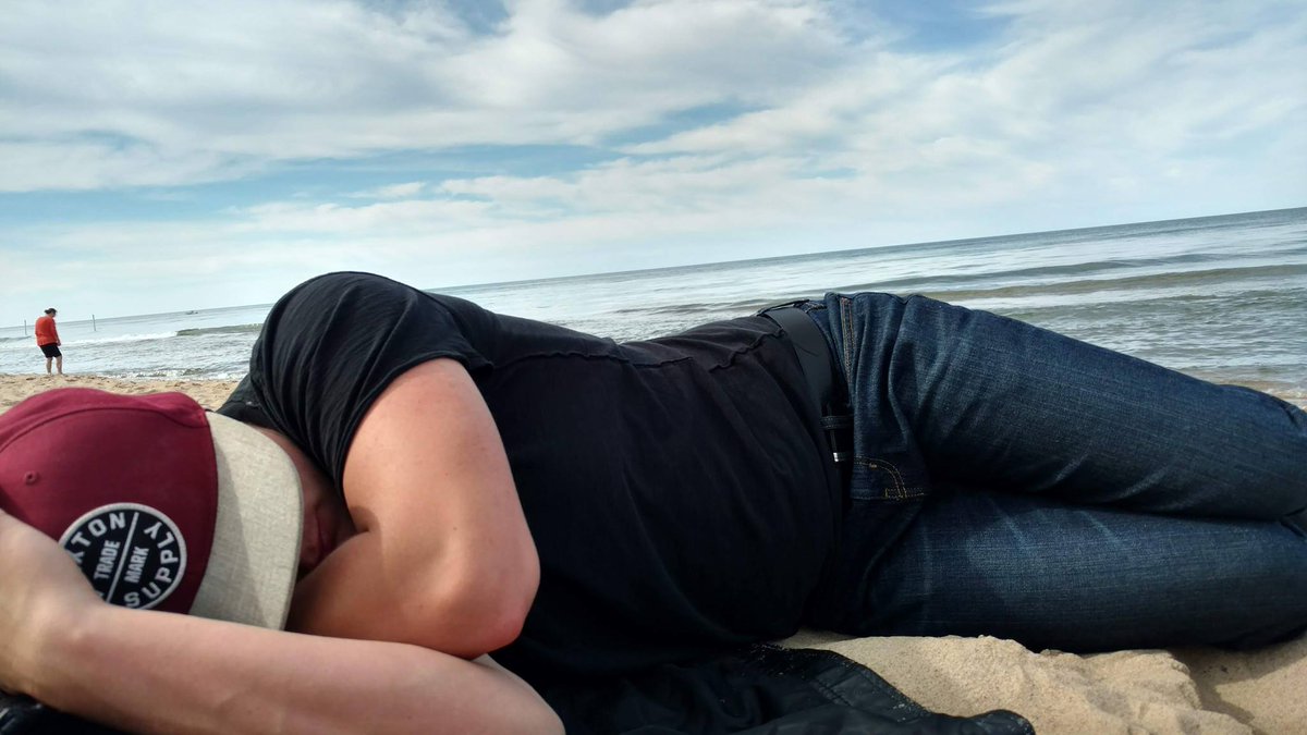 Ellyot_Shayne's tweet image. This is how I attend the beach. Jeans and leather jackets. #thetword #beachbum #naps #batchlorparty