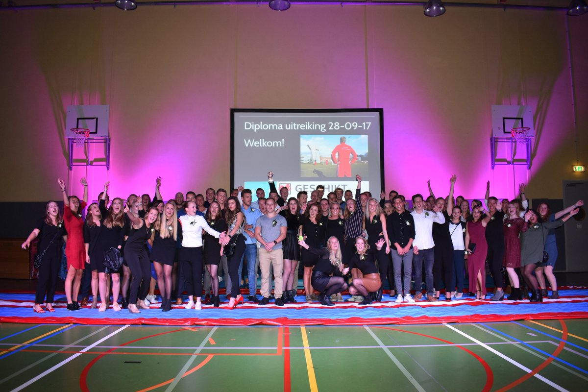 Van fotograaf #jelmerdegroot (insta: jel.tography) deze mooie groepsfoto van alle afgestudeerden afgelopen donderdag! Nogmaals gefeliciteerd