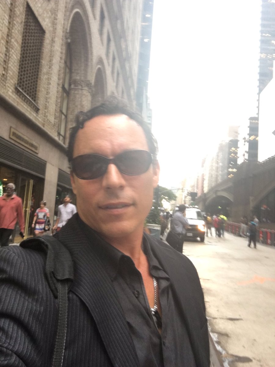DinoViper's tweet photo. Some days are great because that is just where your mind is. Each day, this can be a conscious choice. #NYC #PershingSq https://t.co/BjxjN8CBS7